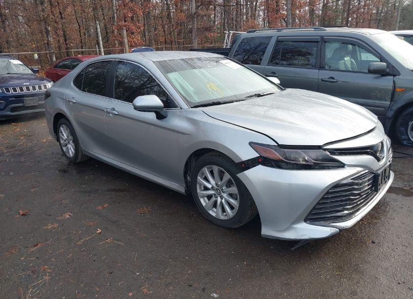 2018 Toyota Camry LE (VIN 4T1B11HK8JU045372) main photo