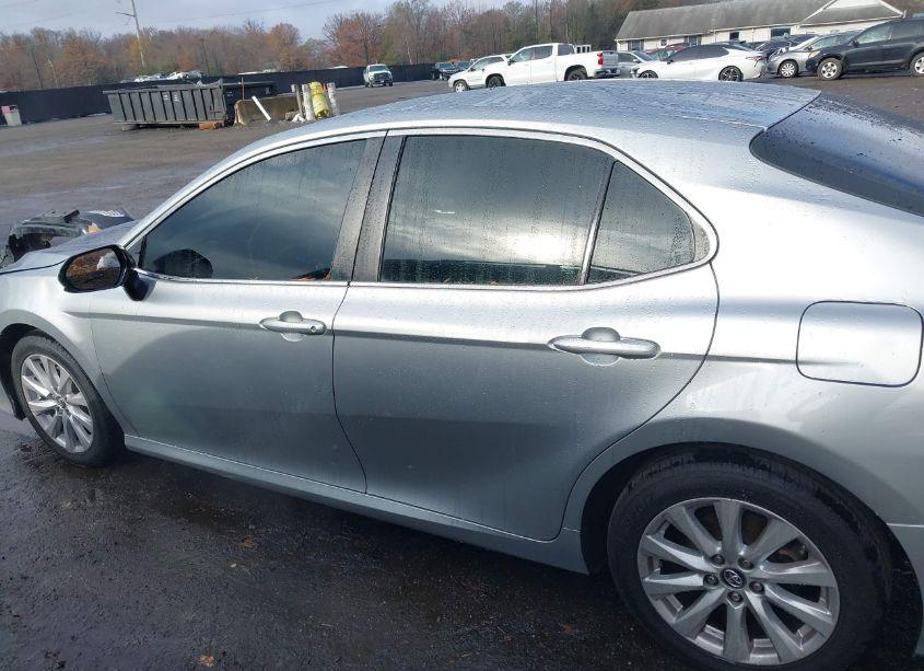 Photo 14 of 2018 Toyota Camry LE (VIN 4T1B11HK8JU045372)