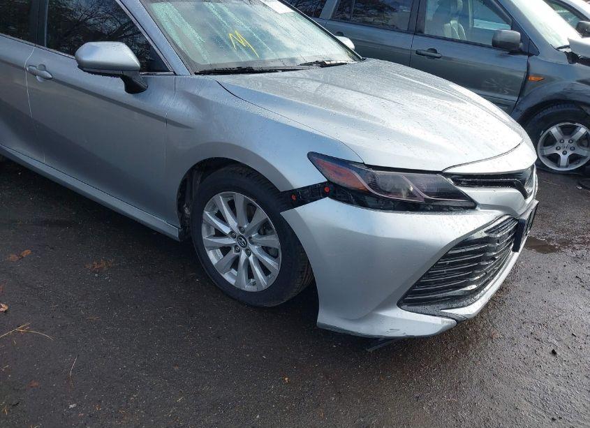 Photo 6 of 2018 Toyota Camry LE (VIN 4T1B11HK8JU045372)