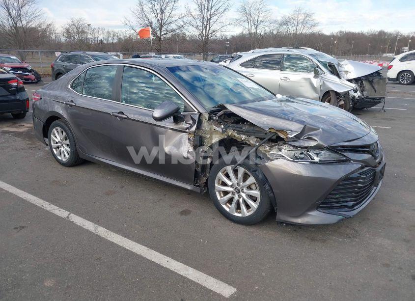 2018 Toyota Camry LE (VIN 4T1B11HK8JU046828) main photo