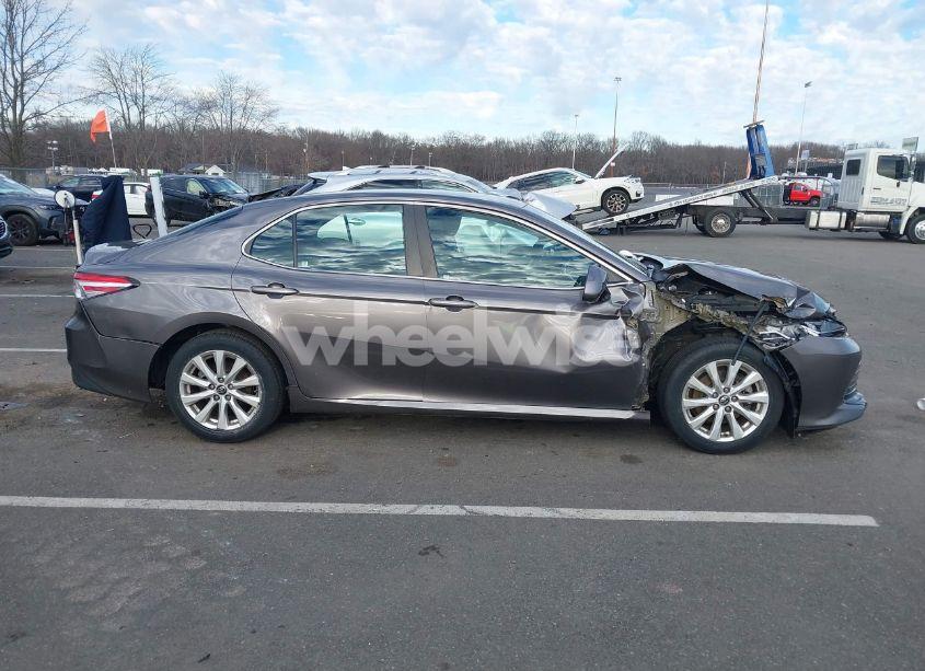 Photo 13 of 2018 Toyota Camry LE (VIN 4T1B11HK8JU046828)