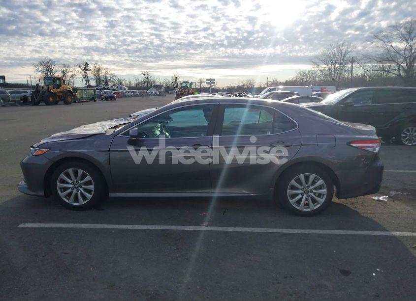 Photo 14 of 2018 Toyota Camry LE (VIN 4T1B11HK8JU046828)