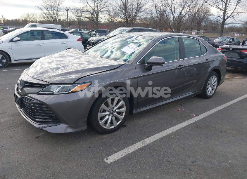Photo 2 of 2018 Toyota Camry LE (VIN 4T1B11HK8JU046828)
