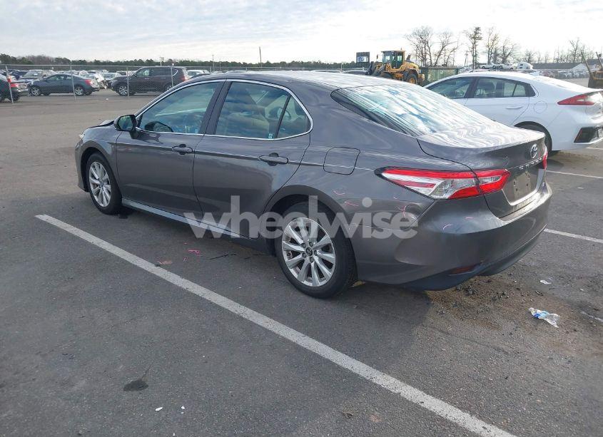 Photo 3 of 2018 Toyota Camry LE (VIN 4T1B11HK8JU046828)