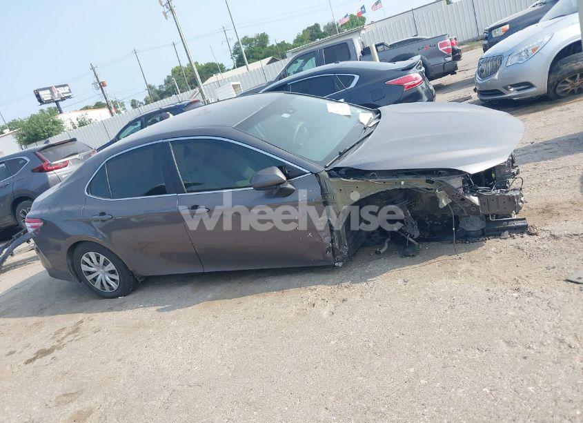 Photo 14 of 2018 Toyota Camry L (VIN 4T1B11HK8JU049339)