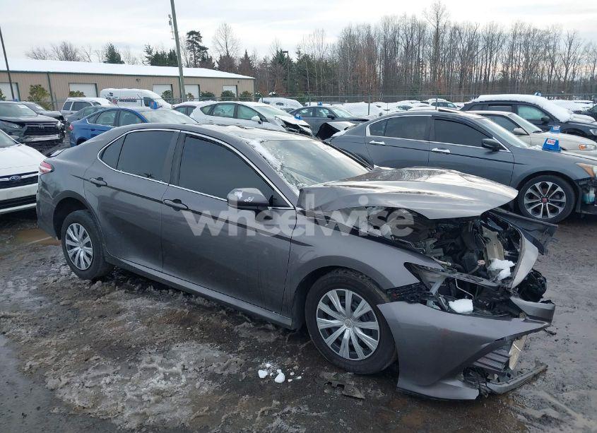 2018 Toyota Camry L (VIN 4T1B11HK8JU064309) main photo
