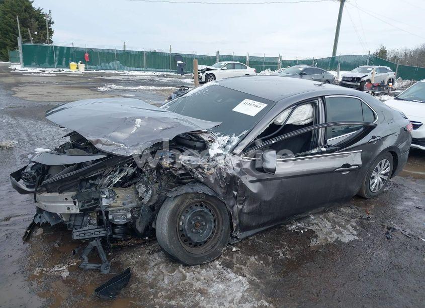 Photo 2 of 2018 Toyota Camry L (VIN 4T1B11HK8JU064309)