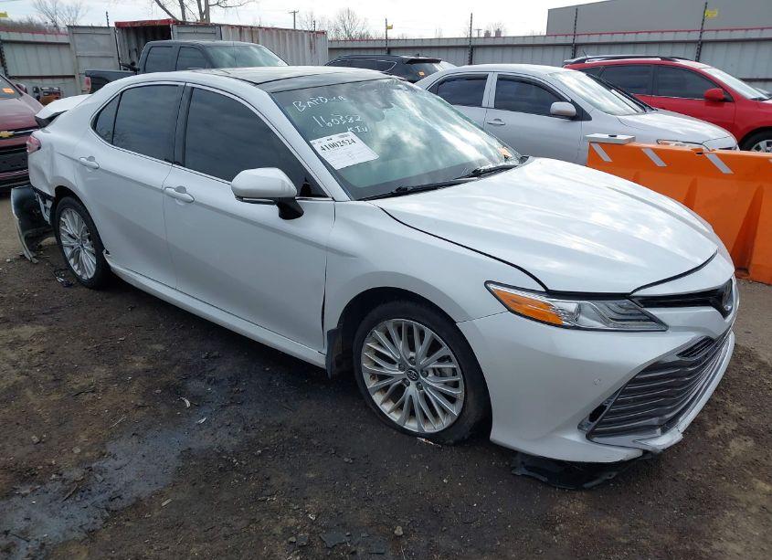 2018 Toyota Camry XLE (VIN 4T1B11HK8JU081580) main photo