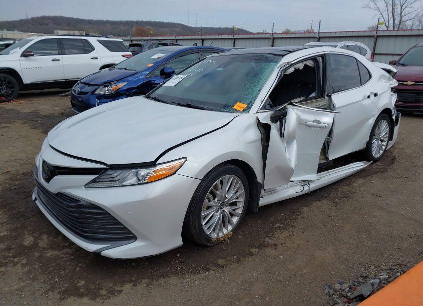 Photo 2 of 2018 Toyota Camry XLE (VIN 4T1B11HK8JU081580)