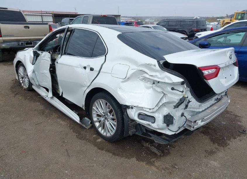 Photo 3 of 2018 Toyota Camry XLE (VIN 4T1B11HK8JU081580)