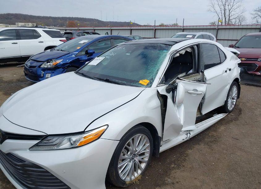 Photo 6 of 2018 Toyota Camry XLE (VIN 4T1B11HK8JU081580)