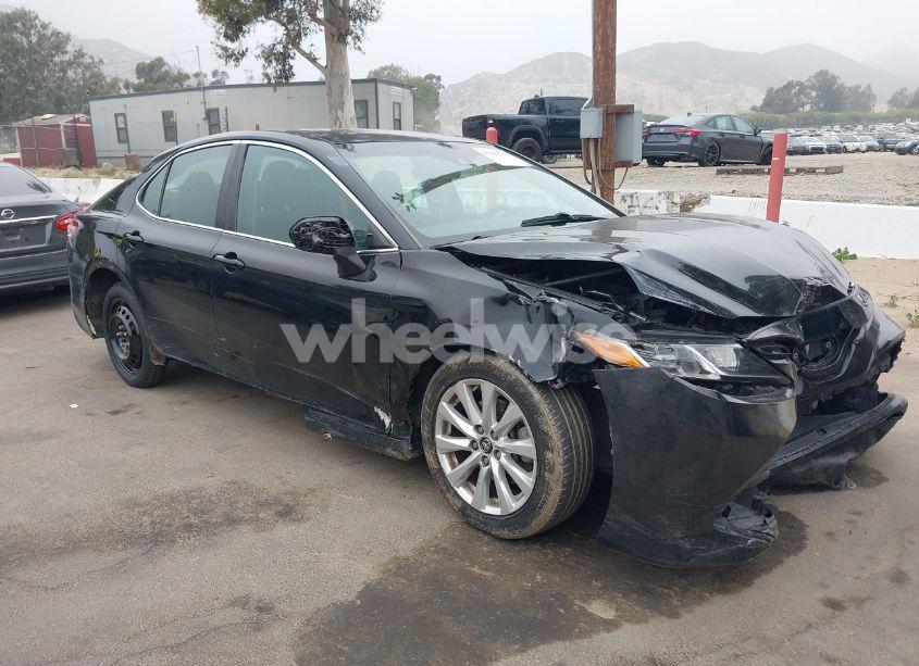 2018 Toyota Camry LE (VIN 4T1B11HK8JU091526) main photo