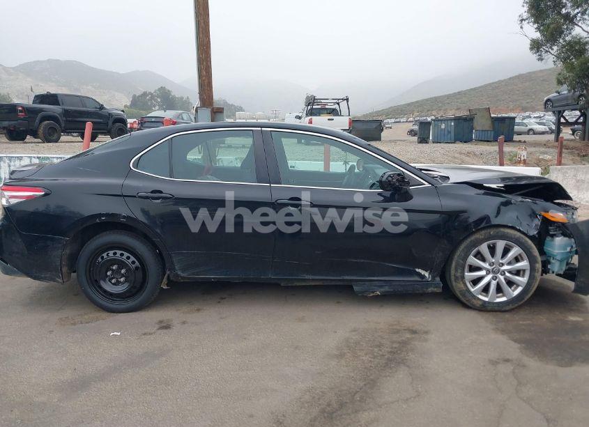 Photo 13 of 2018 Toyota Camry LE (VIN 4T1B11HK8JU091526)