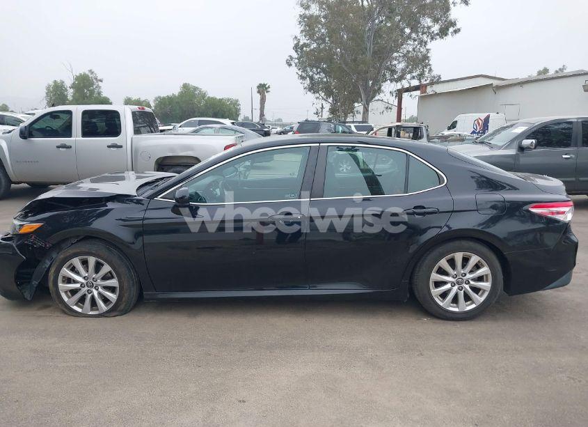 Photo 14 of 2018 Toyota Camry LE (VIN 4T1B11HK8JU091526)