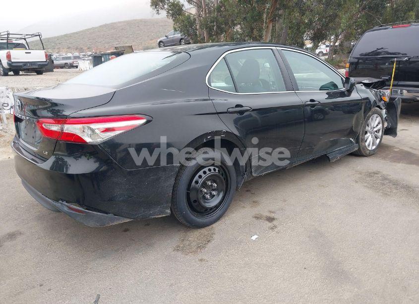 Photo 4 of 2018 Toyota Camry LE (VIN 4T1B11HK8JU091526)