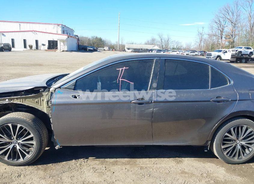 Photo 14 of 2018 Toyota Camry SE (VIN 4T1B11HK8JU112911)