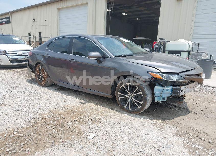 2018 Toyota Camry L/LE/XLE/SE/XSE (VIN 4T1B11HK8JU129031) main photo