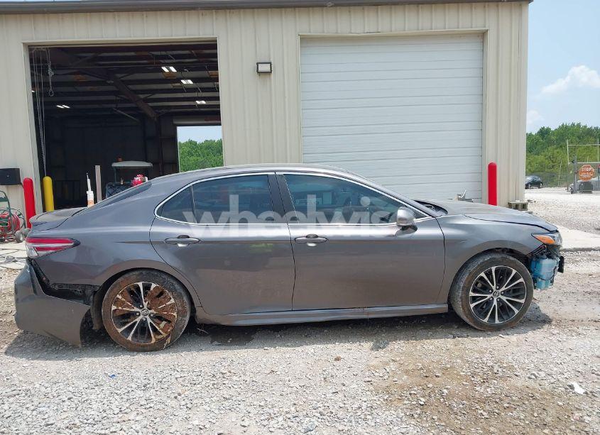 Photo 14 of 2018 Toyota Camry L/LE/XLE/SE/XSE (VIN 4T1B11HK8JU129031)