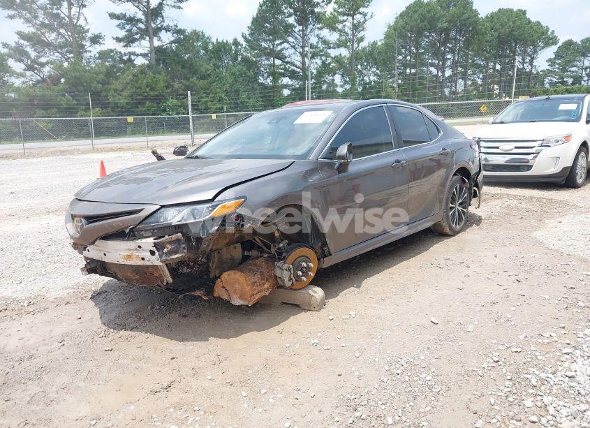 Photo 2 of 2018 Toyota Camry L/LE/XLE/SE/XSE (VIN 4T1B11HK8JU129031)