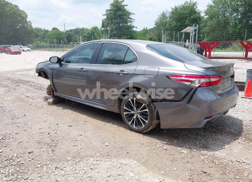 Photo 3 of 2018 Toyota Camry L/LE/XLE/SE/XSE (VIN 4T1B11HK8JU129031)