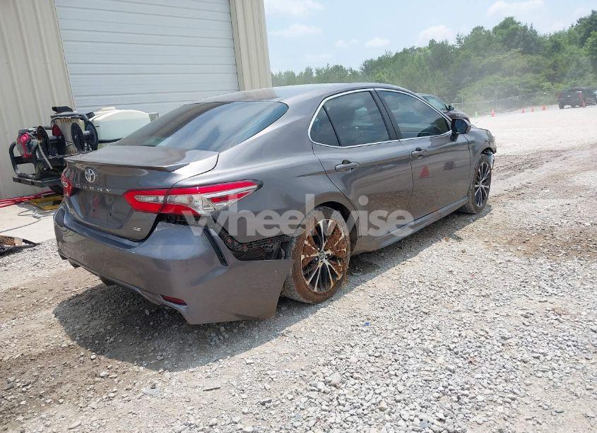 Photo 4 of 2018 Toyota Camry L/LE/XLE/SE/XSE (VIN 4T1B11HK8JU129031)