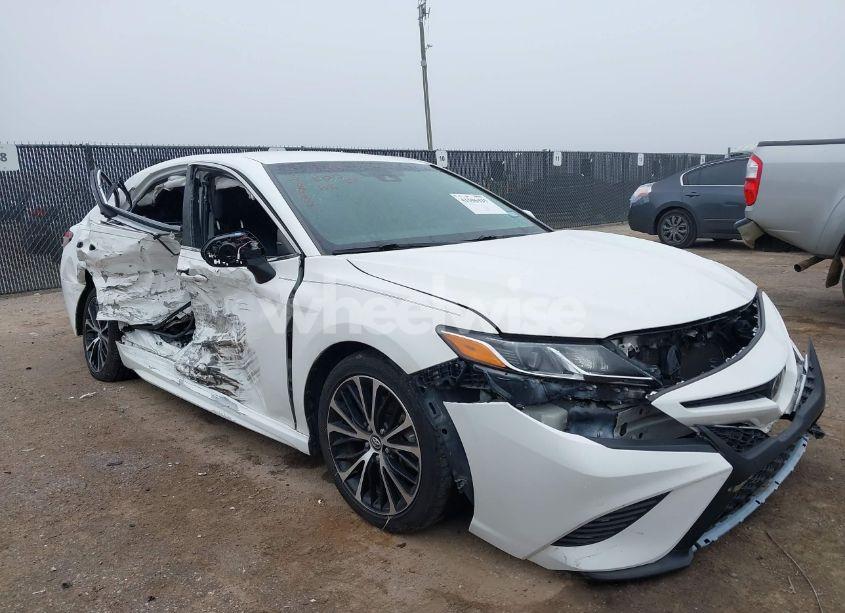 2018 Toyota Camry SE (VIN 4T1B11HK8JU145391) main photo