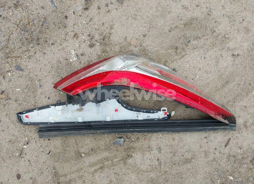 Photo 12 of 2018 Toyota Camry SE (VIN 4T1B11HK8JU145391)