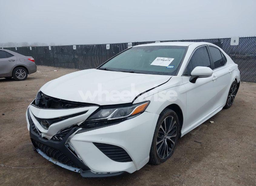 Photo 2 of 2018 Toyota Camry SE (VIN 4T1B11HK8JU145391)