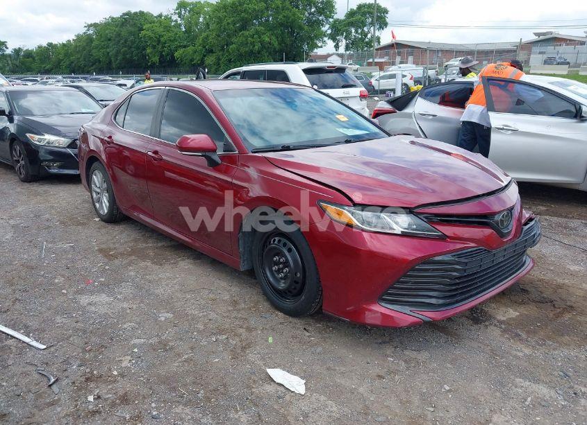 2018 Toyota Camry LE (VIN 4T1B11HK8JU506408) main photo