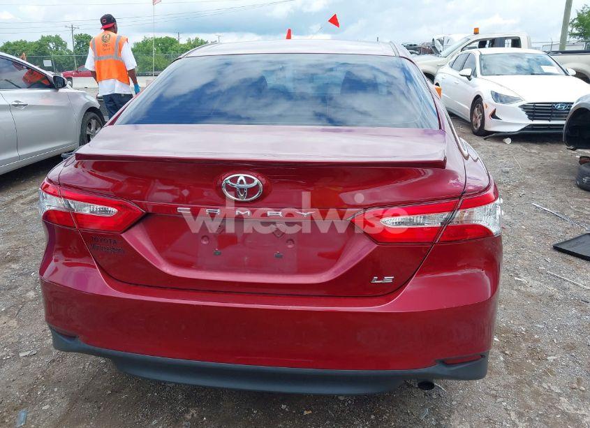 Photo 16 of 2018 Toyota Camry LE (VIN 4T1B11HK8JU506408)