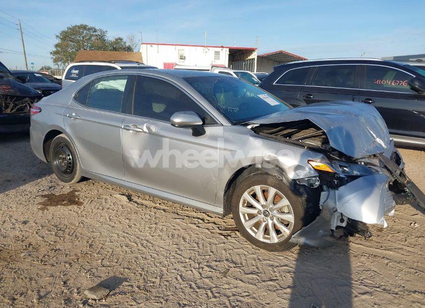 2018 Toyota Camry LE (VIN 4T1B11HK8JU508627) main photo