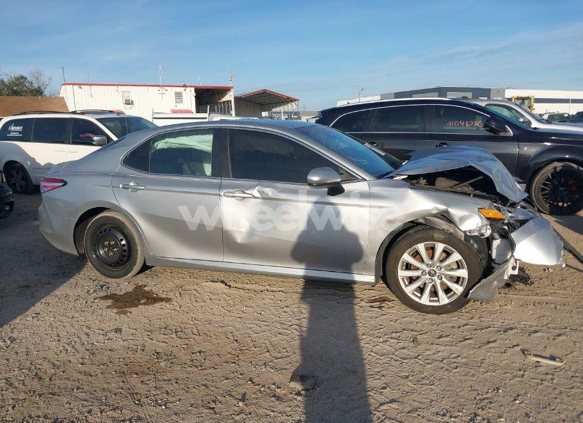 Photo 13 of 2018 Toyota Camry LE (VIN 4T1B11HK8JU508627)