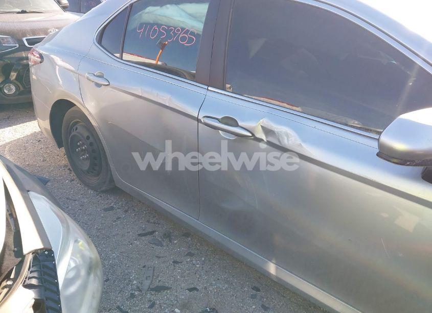 Photo 17 of 2018 Toyota Camry LE (VIN 4T1B11HK8JU508627)