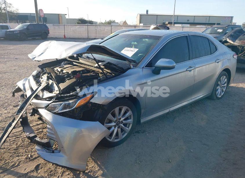 Photo 2 of 2018 Toyota Camry LE (VIN 4T1B11HK8JU508627)