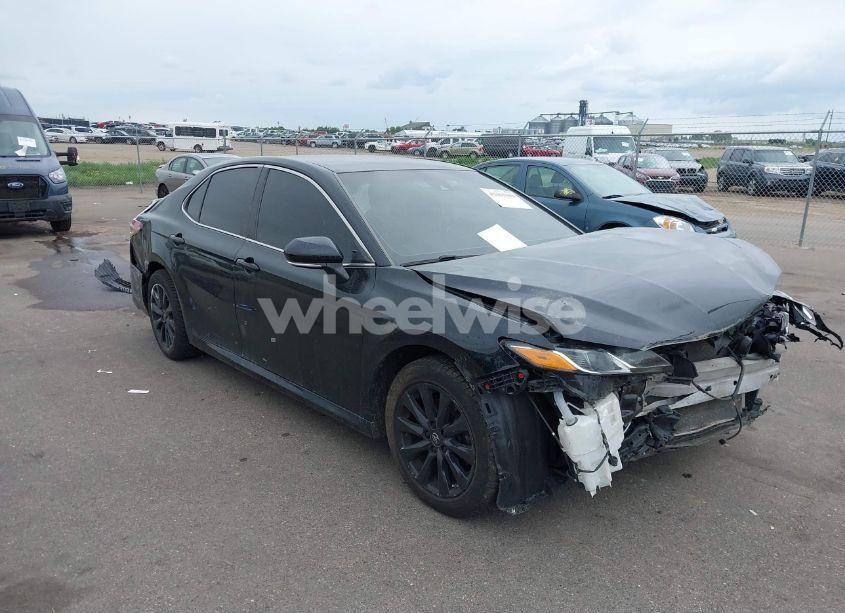 2018 Toyota Camry LE (VIN 4T1B11HK8JU511009) main photo