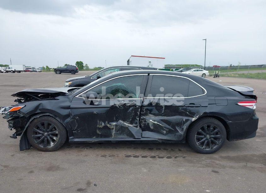 Photo 15 of 2018 Toyota Camry LE (VIN 4T1B11HK8JU511009)