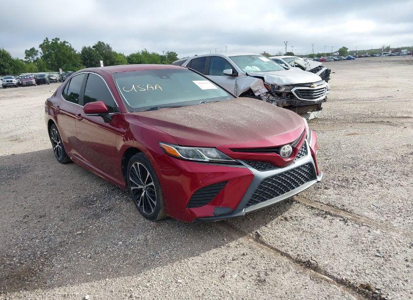 2018 Toyota Camry SE (VIN 4T1B11HK8JU512015) main photo