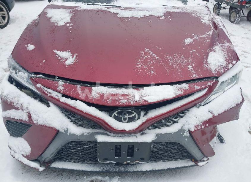 2018 Toyota Camry SE (VIN 4T1B11HK8JU521359) main photo