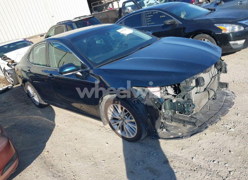 2018 Toyota Camry XLE (VIN 4T1B11HK8JU528182) main photo