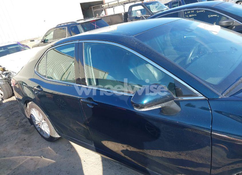 Photo 14 of 2018 Toyota Camry XLE (VIN 4T1B11HK8JU528182)