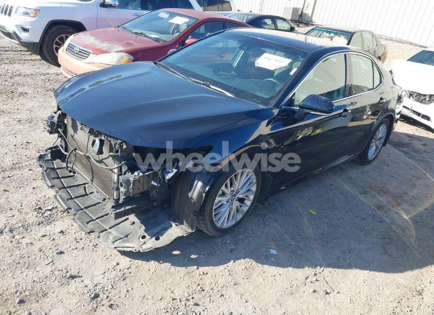 Photo 2 of 2018 Toyota Camry XLE (VIN 4T1B11HK8JU528182)