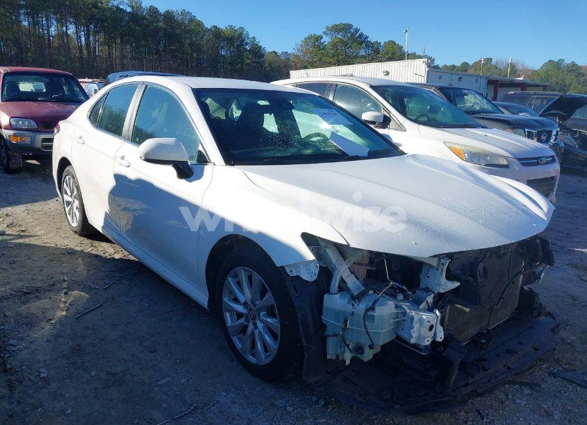 2018 Toyota Camry LE (VIN 4T1B11HK8JU545578) main photo