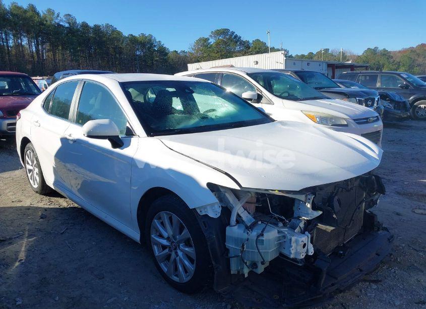 Photo 13 of 2018 Toyota Camry LE (VIN 4T1B11HK8JU545578)