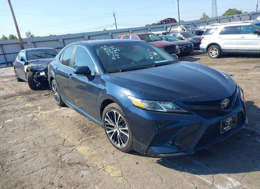 2018 Toyota Camry SE (VIN 4T1B11HK8JU551008) main photo