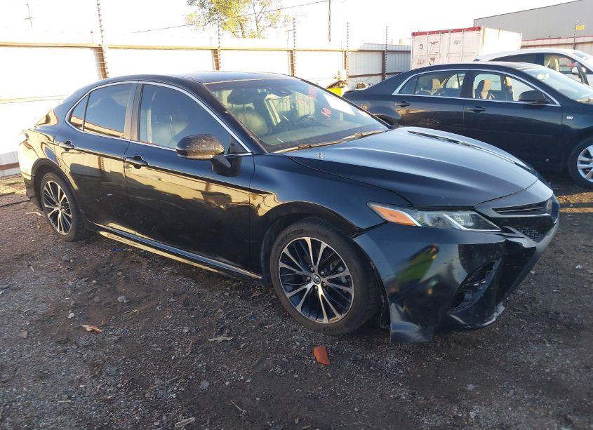 2018 Toyota Camry SE (VIN 4T1B11HK8JU561327) main photo