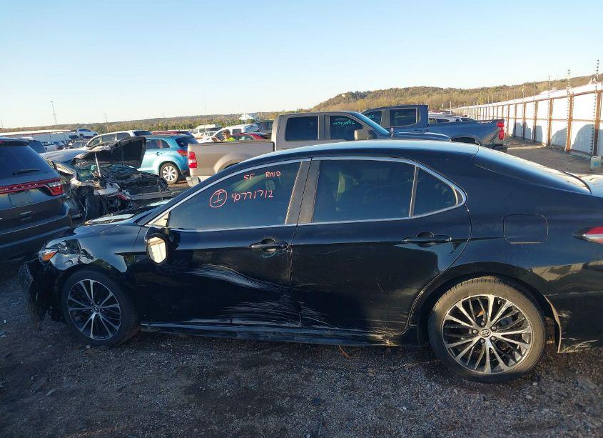 Photo 14 of 2018 Toyota Camry SE (VIN 4T1B11HK8JU561327)