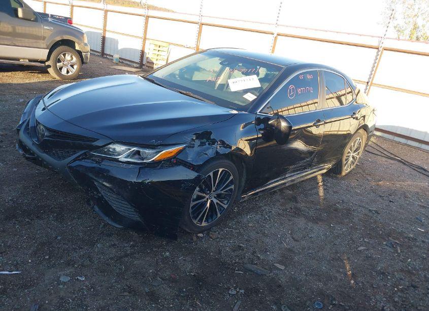 Photo 2 of 2018 Toyota Camry SE (VIN 4T1B11HK8JU561327)