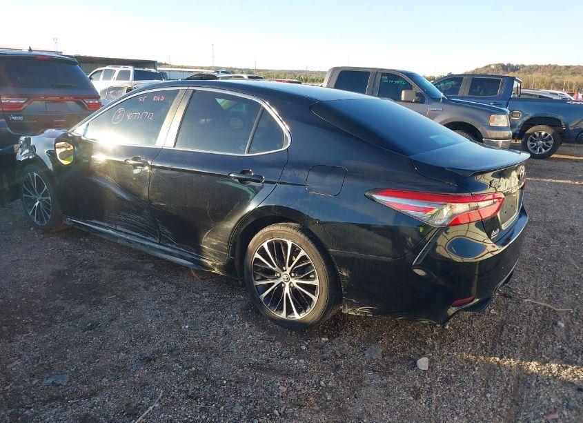 Photo 3 of 2018 Toyota Camry SE (VIN 4T1B11HK8JU561327)