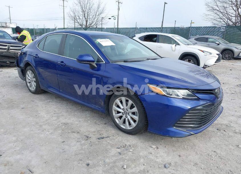 2018 Toyota Camry LE (VIN 4T1B11HK8JU566155) main photo