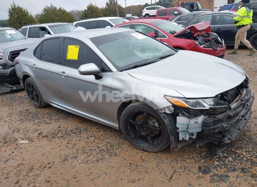 2018 Toyota Camry SE (VIN 4T1B11HK8JU566804) main photo